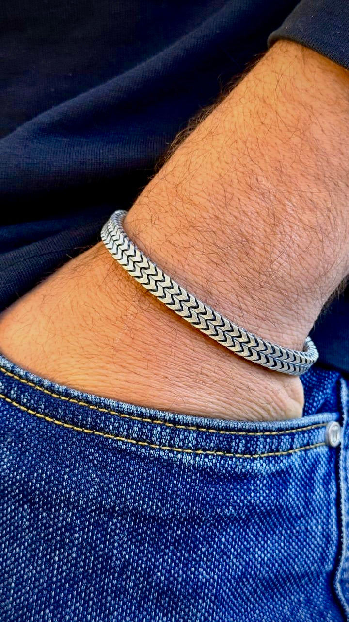 Double Arrows Bracelet