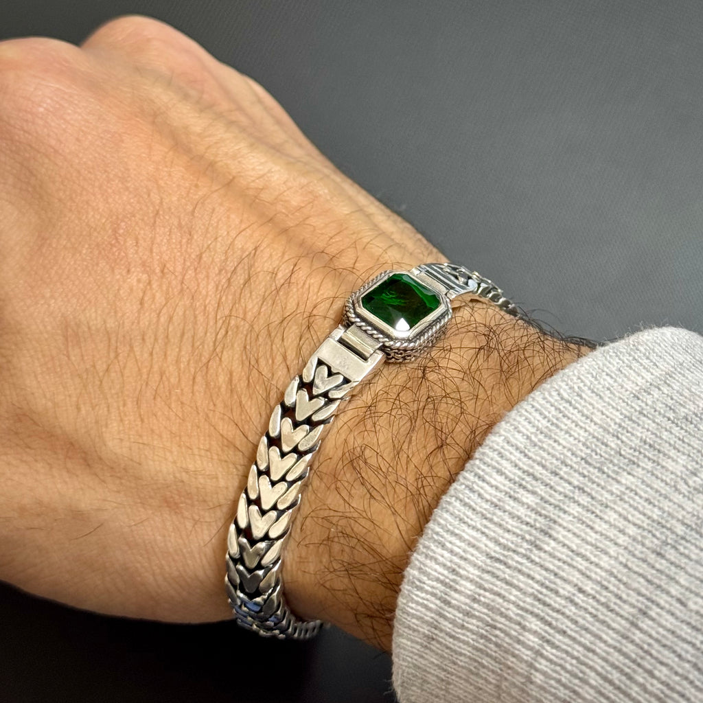 Hirvon - Emerald Clasp Silver Bracelet