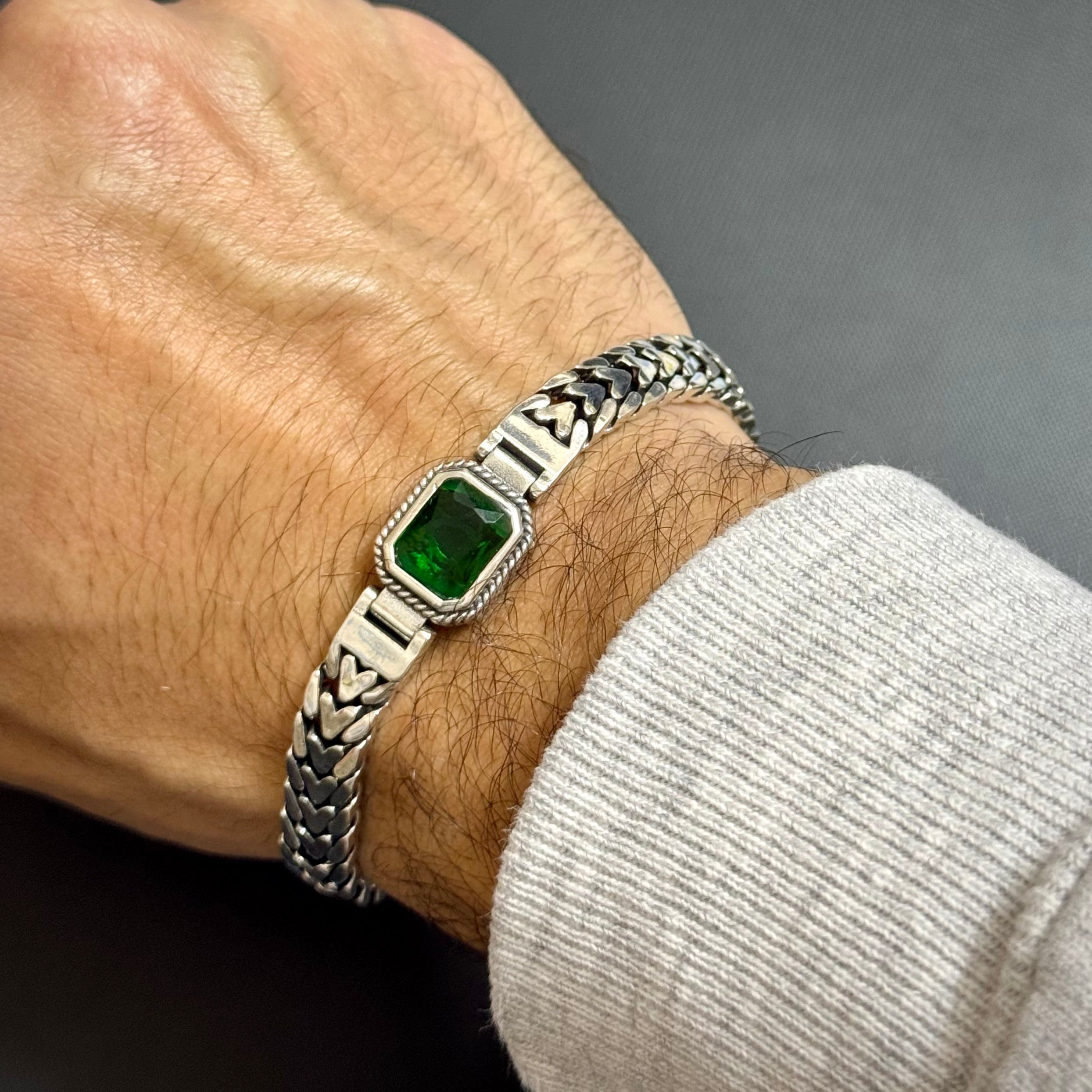Hirvon - Emerald Clasp Silver Bracelet