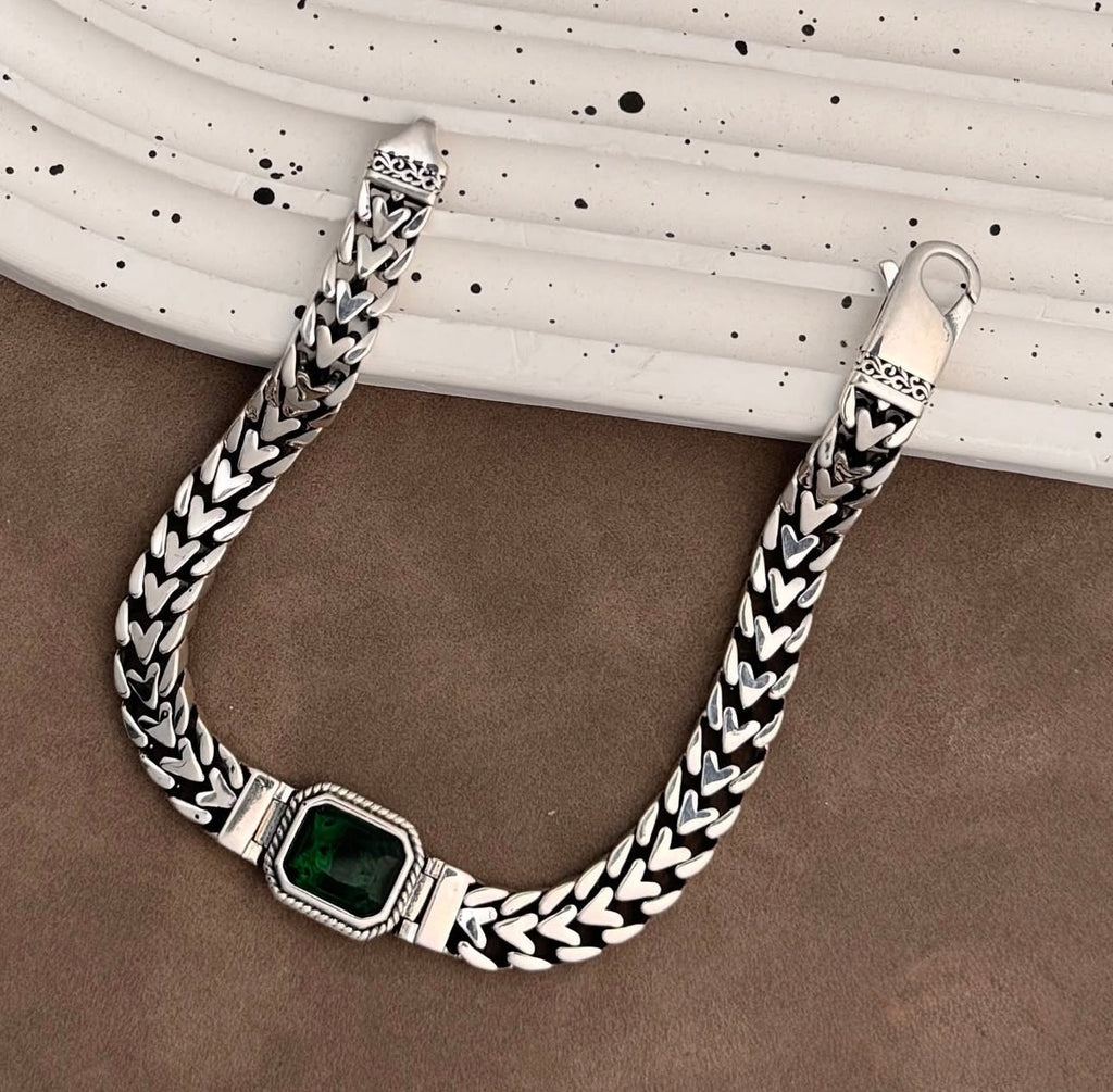 Hirvon - Emerald Clasp Silver Bracelet