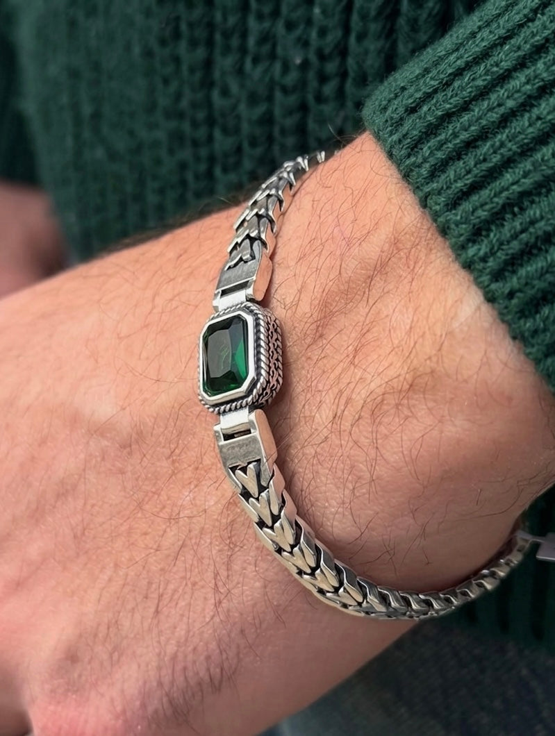 Hirvon - Emerald Clasp Silver Bracelet