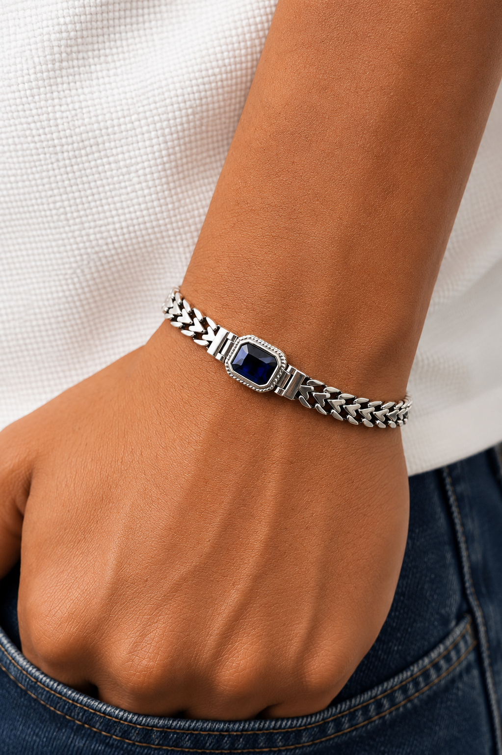Hirvon - Sapphire Clasp Silver Bracelet