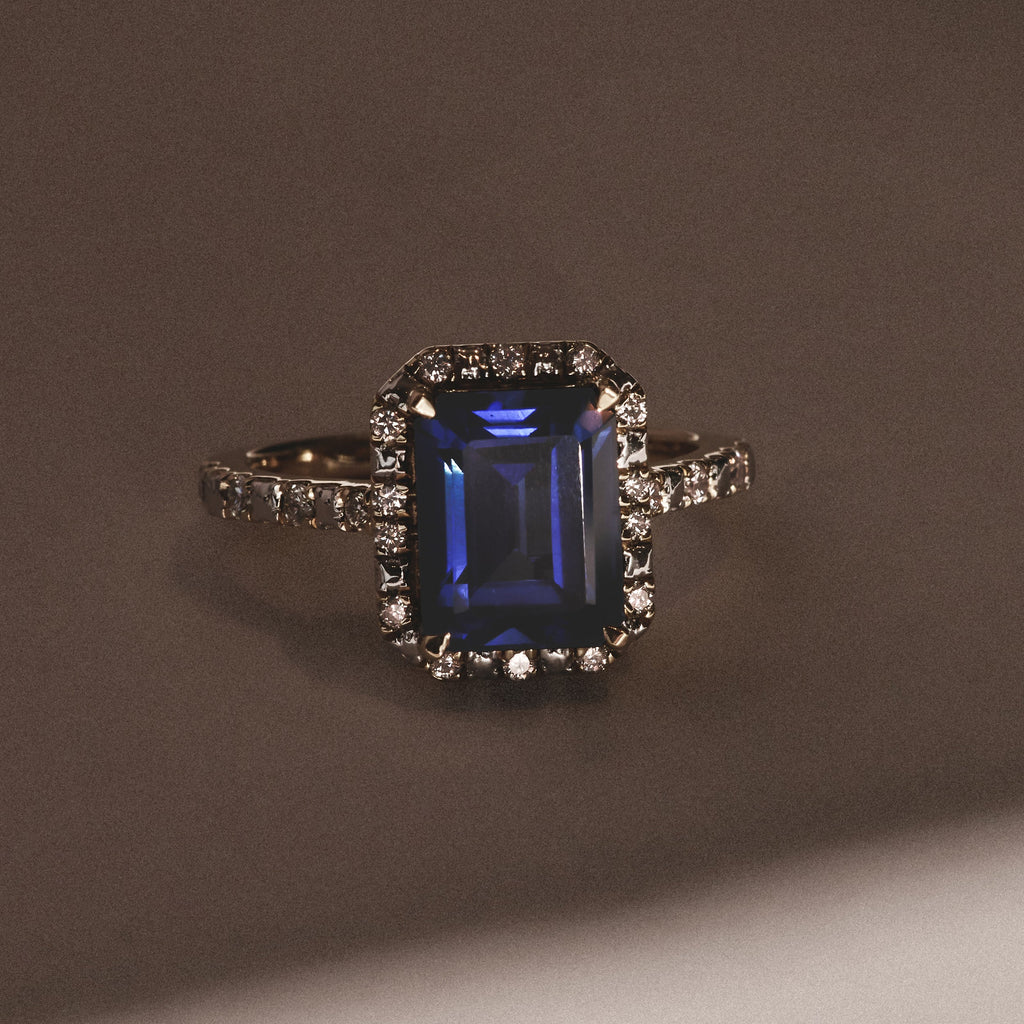 Blue Sapphire Peer Cut Ring in Gold