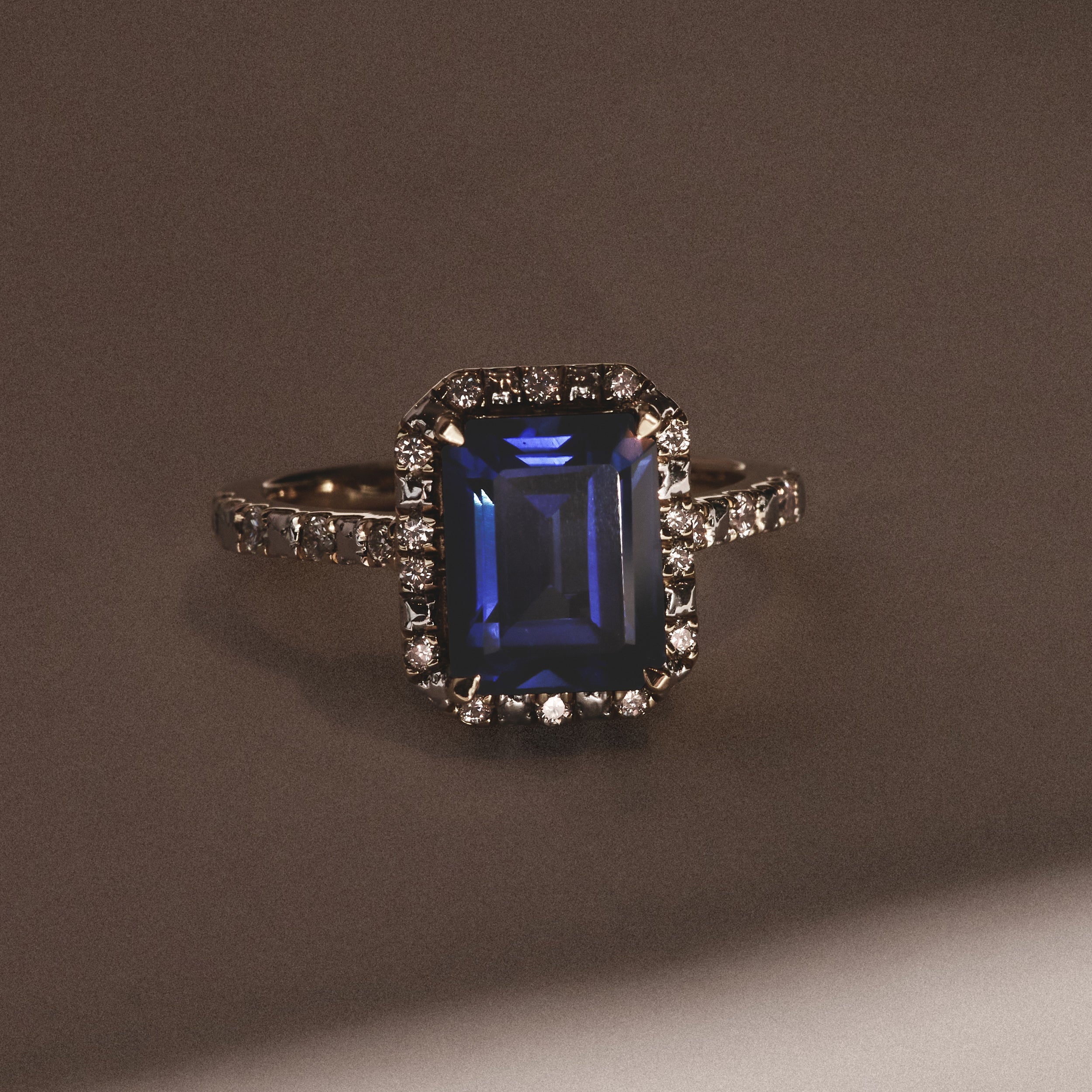 Blue Sapphire Peer Cut Ring in Gold