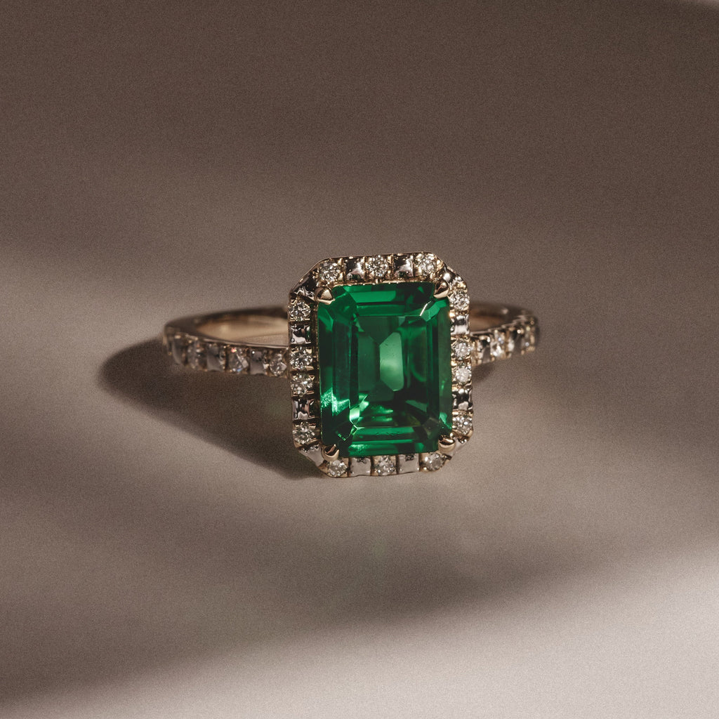 Green Emerald Peer Cut Ring in Gold