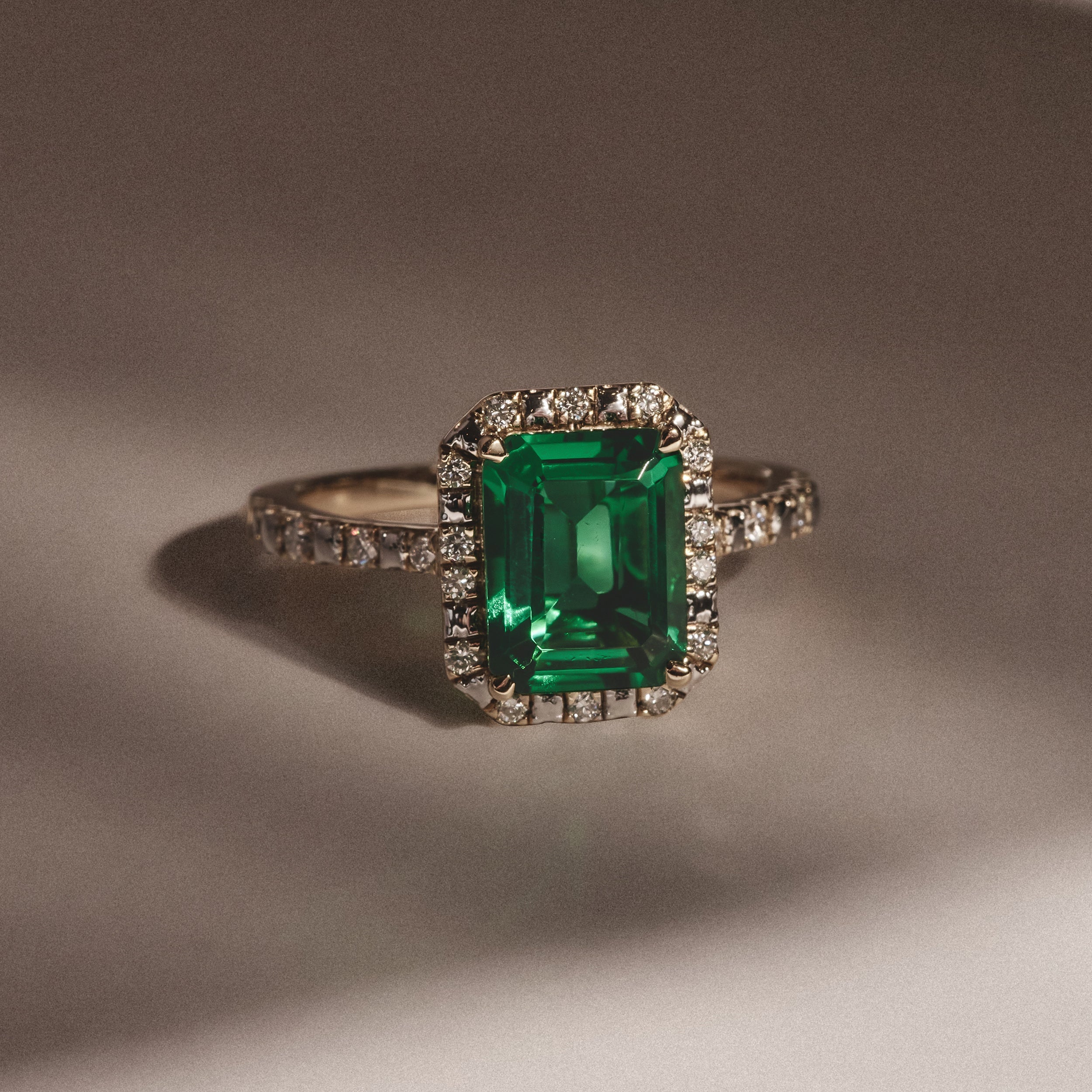 Green Emerald Peer Cut Ring in Gold