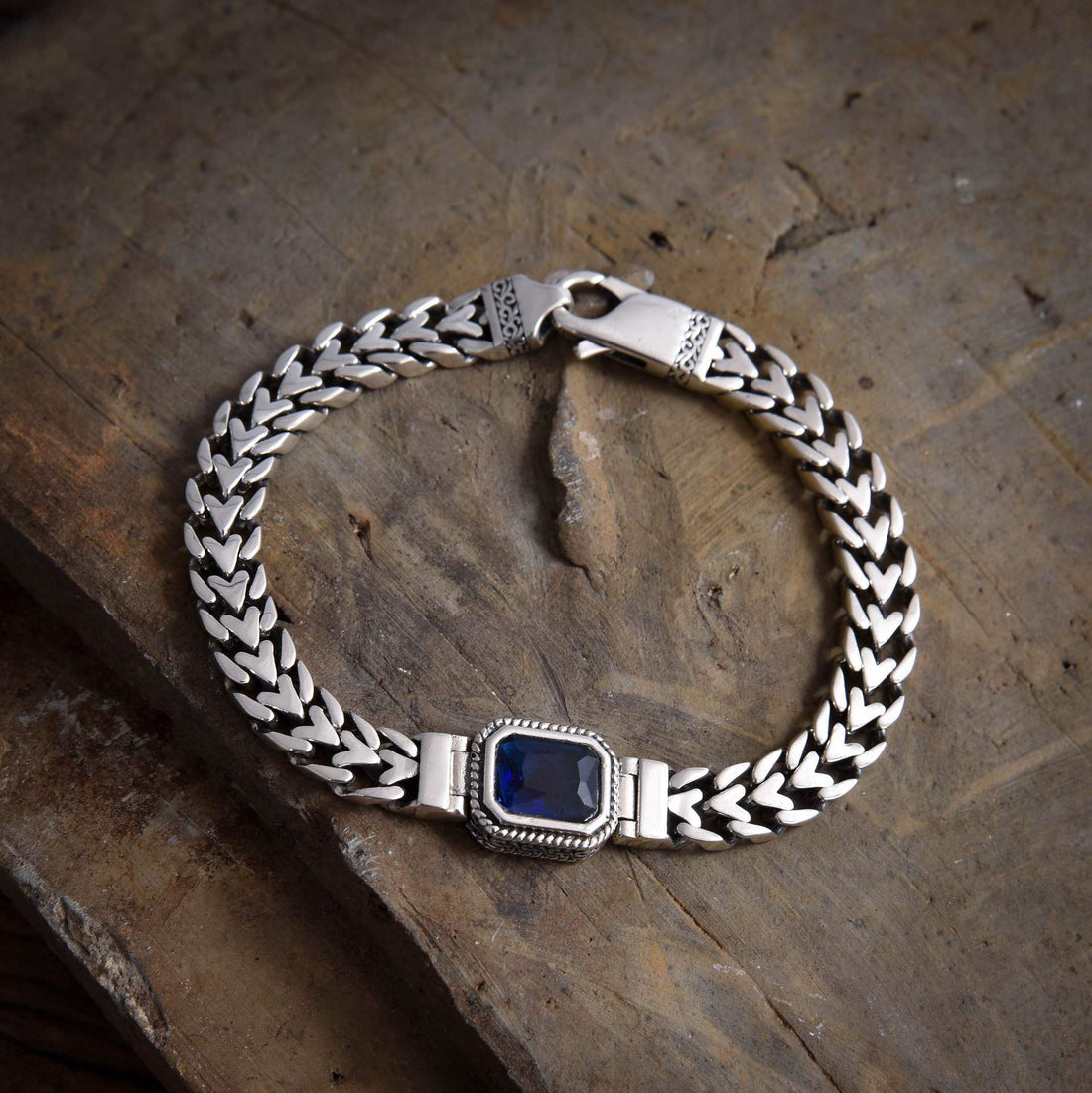 Hirvon - Sapphire Clasp Silver Bracelet