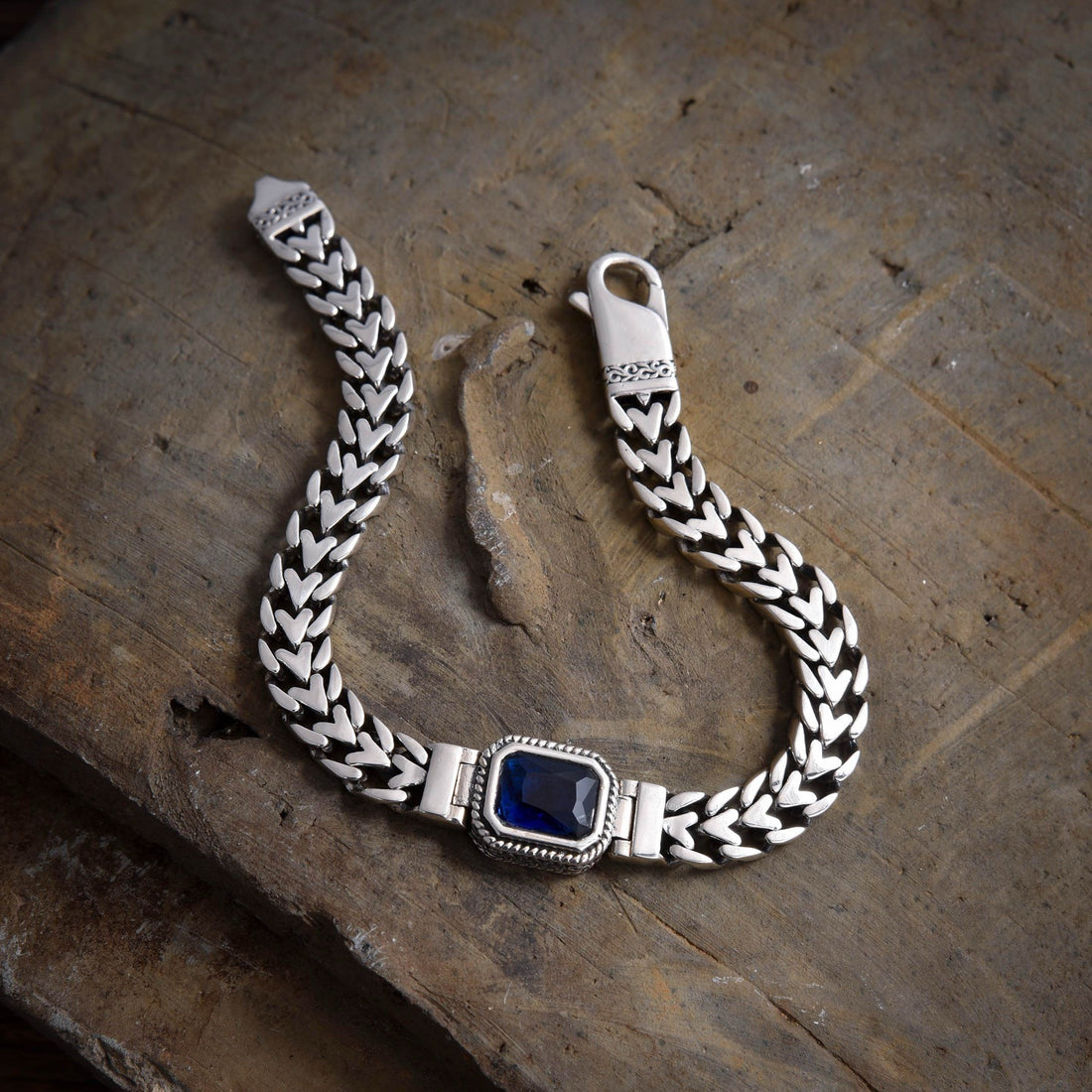 Hirvon - Sapphire Clasp Silver Bracelet